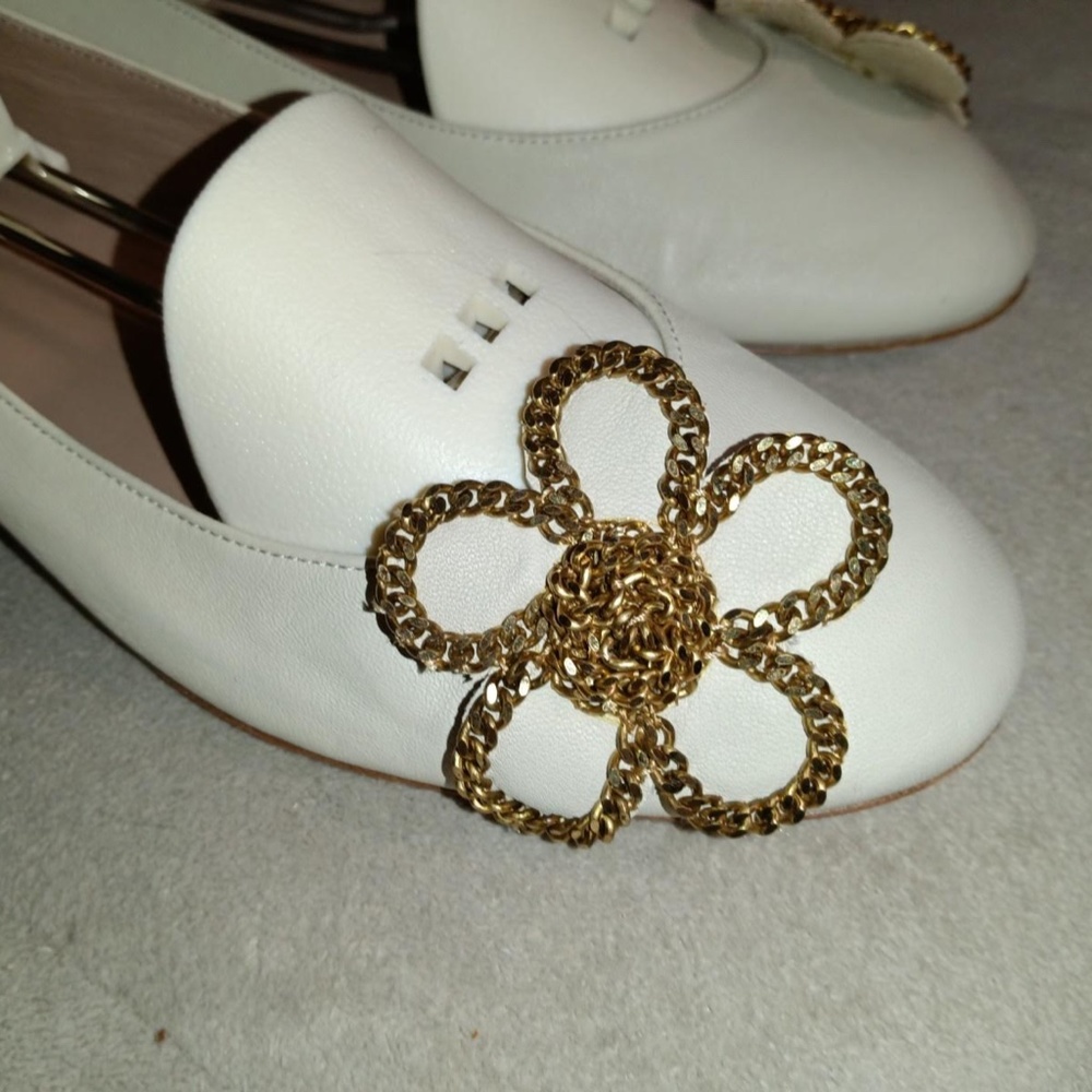 CHLOE CHAIN FLOWER FLATS